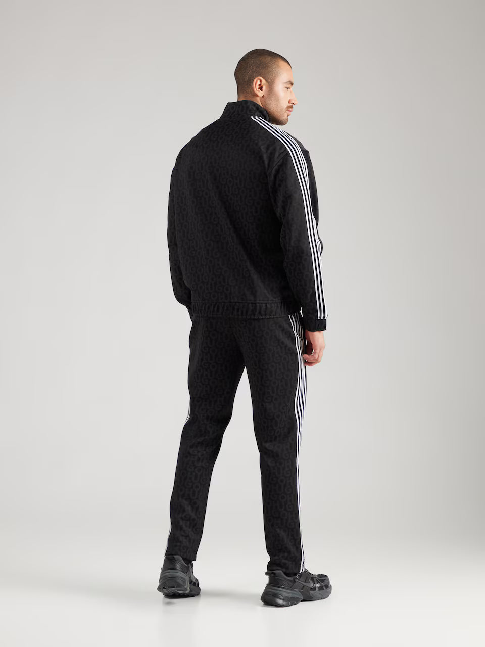 Trening 'Doduck/Don'HUGO pe Negru